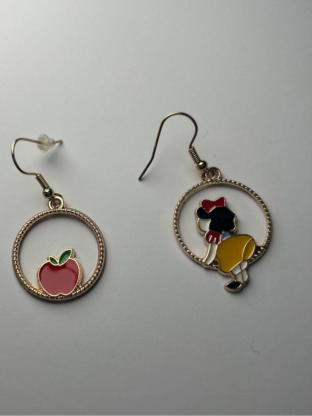 Disney Snow White Apple Mismatched Dangle Earrings Gold Tone Enamel 1"